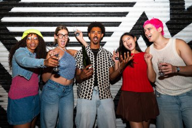 Çoklu etnik gruptan genç arkadaşlar geceleri sokaklarda eğleniyorlar. Havalı, çok ırklı insanlar, şık kıyafetler giyiyorlar. Partiden önce disko kulübünde takılıyorlar.