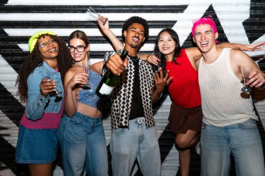 Çoklu etnik gruptan genç arkadaşlar geceleri sokaklarda eğleniyorlar. Havalı, çok ırklı insanlar, şık kıyafetler giyiyorlar. Partiden önce disko kulübünde takılıyorlar.