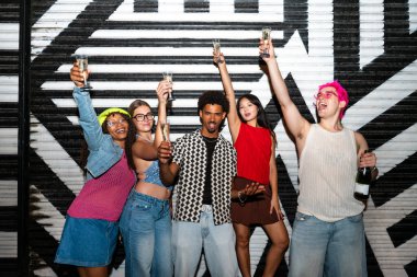 Çoklu etnik gruptan genç arkadaşlar geceleri sokaklarda eğleniyorlar. Havalı, çok ırklı insanlar, şık kıyafetler giyiyorlar. Partiden önce disko kulübünde takılıyorlar.