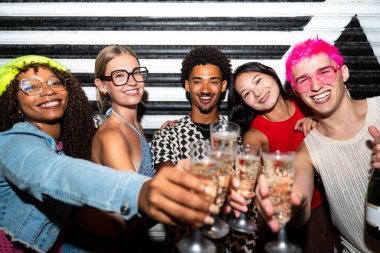 Çoklu etnik gruptan genç arkadaşlar geceleri sokaklarda eğleniyorlar. Havalı, çok ırklı insanlar, şık kıyafetler giyiyorlar. Partiden önce disko kulübünde takılıyorlar.