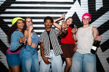 Çoklu etnik gruptan genç arkadaşlar geceleri sokaklarda eğleniyorlar. Havalı, çok ırklı insanlar, şık kıyafetler giyiyorlar. Partiden önce disko kulübünde takılıyorlar.