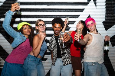 Çoklu etnik gruptan genç arkadaşlar geceleri sokaklarda eğleniyorlar. Havalı, çok ırklı insanlar, şık kıyafetler giyiyorlar. Partiden önce disko kulübünde takılıyorlar.