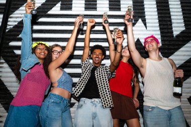 Çoklu etnik gruptan genç arkadaşlar geceleri sokaklarda eğleniyorlar. Havalı, çok ırklı insanlar, şık kıyafetler giyiyorlar. Partiden önce disko kulübünde takılıyorlar.