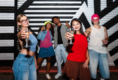 Çoklu etnik gruptan genç arkadaşlar geceleri sokaklarda eğleniyorlar. Havalı, çok ırklı insanlar, şık kıyafetler giyiyorlar. Partiden önce disko kulübünde takılıyorlar.