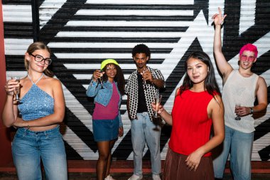 Çoklu etnik gruptan genç arkadaşlar geceleri sokaklarda eğleniyorlar. Havalı, çok ırklı insanlar, şık kıyafetler giyiyorlar. Partiden önce disko kulübünde takılıyorlar.