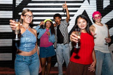 Çoklu etnik gruptan genç arkadaşlar geceleri sokaklarda eğleniyorlar. Havalı, çok ırklı insanlar, şık kıyafetler giyiyorlar. Partiden önce disko kulübünde takılıyorlar.