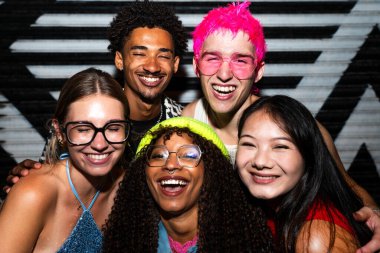 Çoklu etnik gruptan genç arkadaşlar geceleri sokaklarda eğleniyorlar. Havalı, çok ırklı insanlar, şık kıyafetler giyiyorlar. Partiden önce disko kulübünde takılıyorlar.