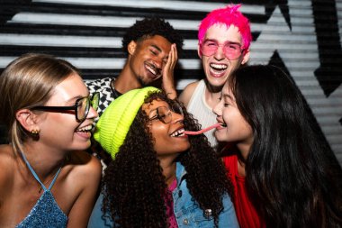 Çoklu etnik gruptan genç arkadaşlar geceleri sokaklarda eğleniyorlar. Havalı, çok ırklı insanlar, şık kıyafetler giyiyorlar. Partiden önce disko kulübünde takılıyorlar.