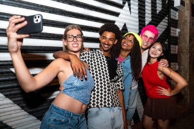 Çoklu etnik gruptan genç arkadaşlar geceleri sokaklarda eğleniyorlar. Havalı, çok ırklı insanlar, şık kıyafetler giyiyorlar. Partiden önce disko kulübünde takılıyorlar.