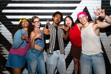 Çoklu etnik gruptan genç arkadaşlar geceleri sokaklarda eğleniyorlar. Havalı, çok ırklı insanlar, şık kıyafetler giyiyorlar. Partiden önce disko kulübünde takılıyorlar.