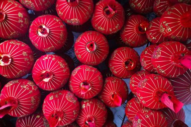 Geleneksel Çin fener lambalarının sergilendiği bir fotoğraf. Duvar kağıdı olarak ya da Çin Yeni Yılı 'nı kutlamak için tasarlanmış projelerde kullanılmak için mükemmel..