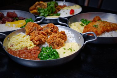 Lezzetli tavuklu pilav ve kızarmış tavuk.