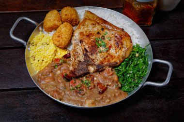 Patatesli kızarmış tavuk.