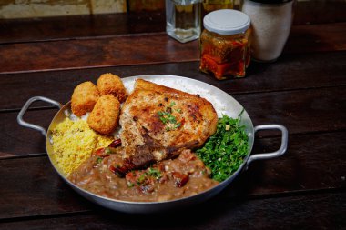 Pirinç ve sebzeli kızarmış tavuk.