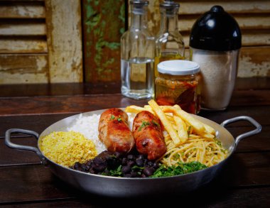 Etli pilav, masada sebze.