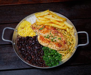 Brezilya usulü tavuk ve pirinçli sebze tabağı..