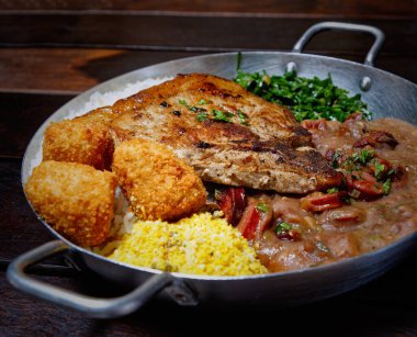 Kızarmış tavuk ve sebze.