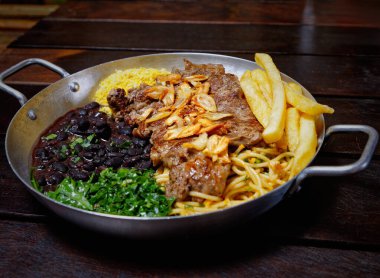 Siyah tabakta biftek.