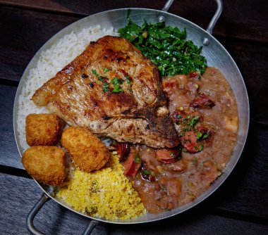 Ahşap arka planda sebzeli kızarmış tavuk.