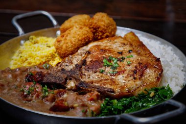 Kızarmış tavuk ve pilav