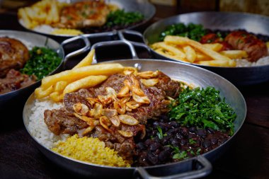 sığır eti, tavuk, patates ve kızarmış pirinç.