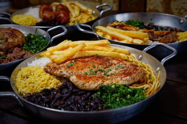 Ahşap bir arka planda farklı tabaklar var.