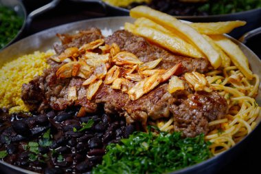 Brezilya yemeği, siyah arkaplan.