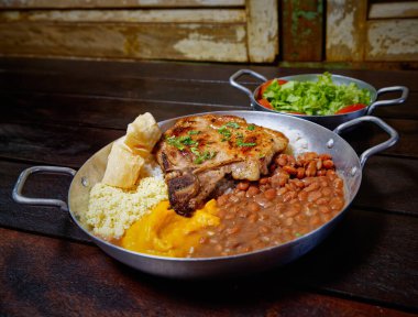 Kızarmış tavuğun mutfak fotoğrafı.