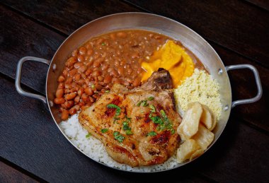 Tavuklu pilav, sebze ve fasulye.