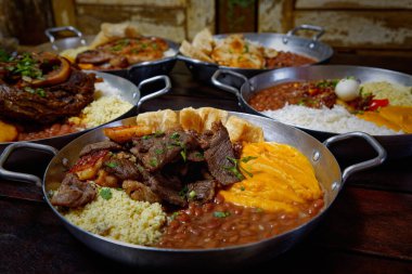 Geleneksel Fas yemekleri. Kuzu, pilav, kuzu, pirinç, pilav, kuzu pilavı