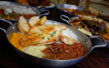 Brezilya yemeği, Brezilya yemeği, pirinç ve et.