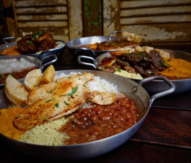 Bir tabak farklı yemek, tabak, tabak, pilav ve kızarmış tavuk.