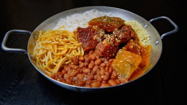 Sebzeli lezzetli pirinç, yakın çekim.