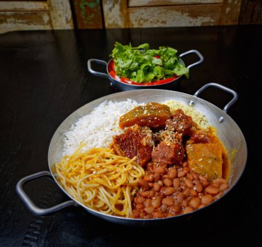 Et ve sebzeli lezzetli pirinç.