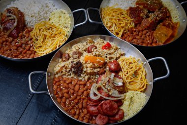 Geleneksel İtalyan yemekleri: etli makarna, sosis, fasulye, sebze. Üst manzara, yemek arkaplanı