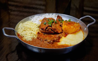 Fasulyeli metal kap, pirinç, patates püresi, kızarmış et 