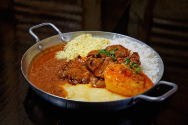 Fasulyeli metal kap, pirinç, patates püresi, kızarmış et 