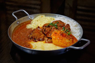 Fasulyeli metal kap, pirinç, patates püresi, kızarmış et 