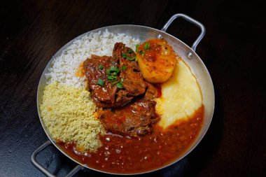 Fasulyeli metal kap, pirinç, patates püresi, kızarmış et 