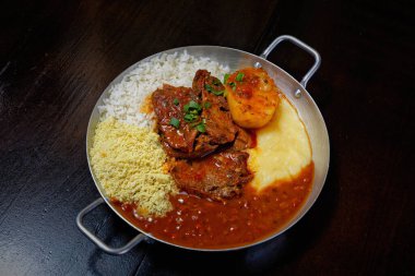 Fasulyeli metal kap, pirinç, patates püresi, kızarmış et 