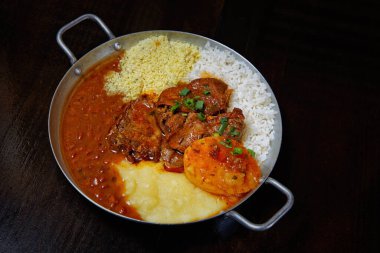 Fasulyeli metal kap, pirinç, patates püresi, kızarmış et 