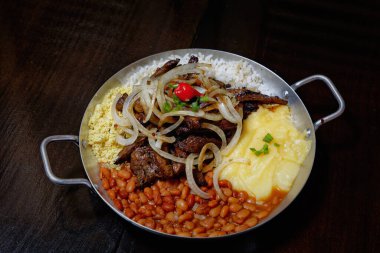 fasulye, pilav, patates püresi, kızarmış et ve soğan dilimleri. 