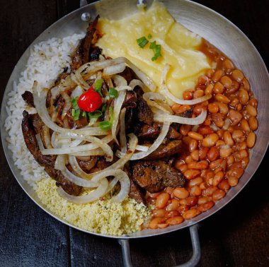 fasulye, pilav, patates püresi, kızarmış et ve soğan dilimleri. 