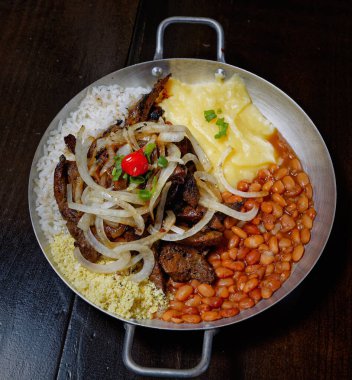 fasulye, pilav, patates püresi, kızarmış et ve soğan dilimleri. 