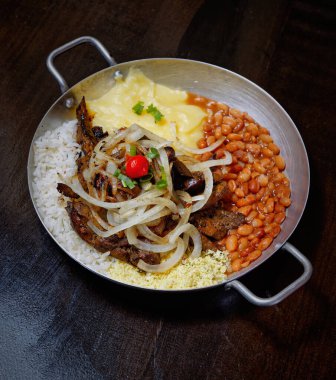 fasulye, pilav, patates püresi, kızarmış et ve soğan dilimleri. 