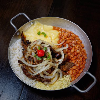 fasulye, pilav, patates püresi, kızarmış et ve soğan dilimleri. 