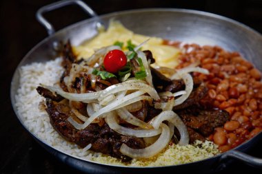 fasulye, pilav, patates püresi, kızarmış et ve soğan dilimleri. 