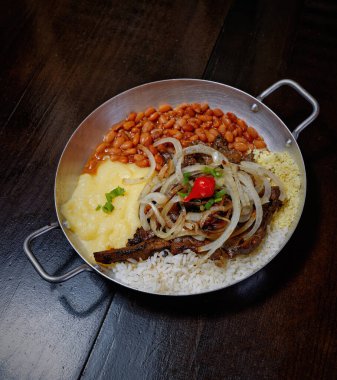 fasulye, pilav, patates püresi, kızarmış et ve soğan dilimleri. 