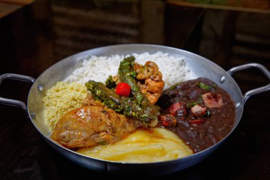 Fasulye, pilav, patates püresi, kızarmış et ve kuşkonmaz. 