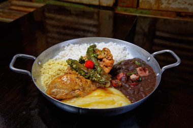 Fasulye, pilav, patates püresi, kızarmış et ve kuşkonmaz. 